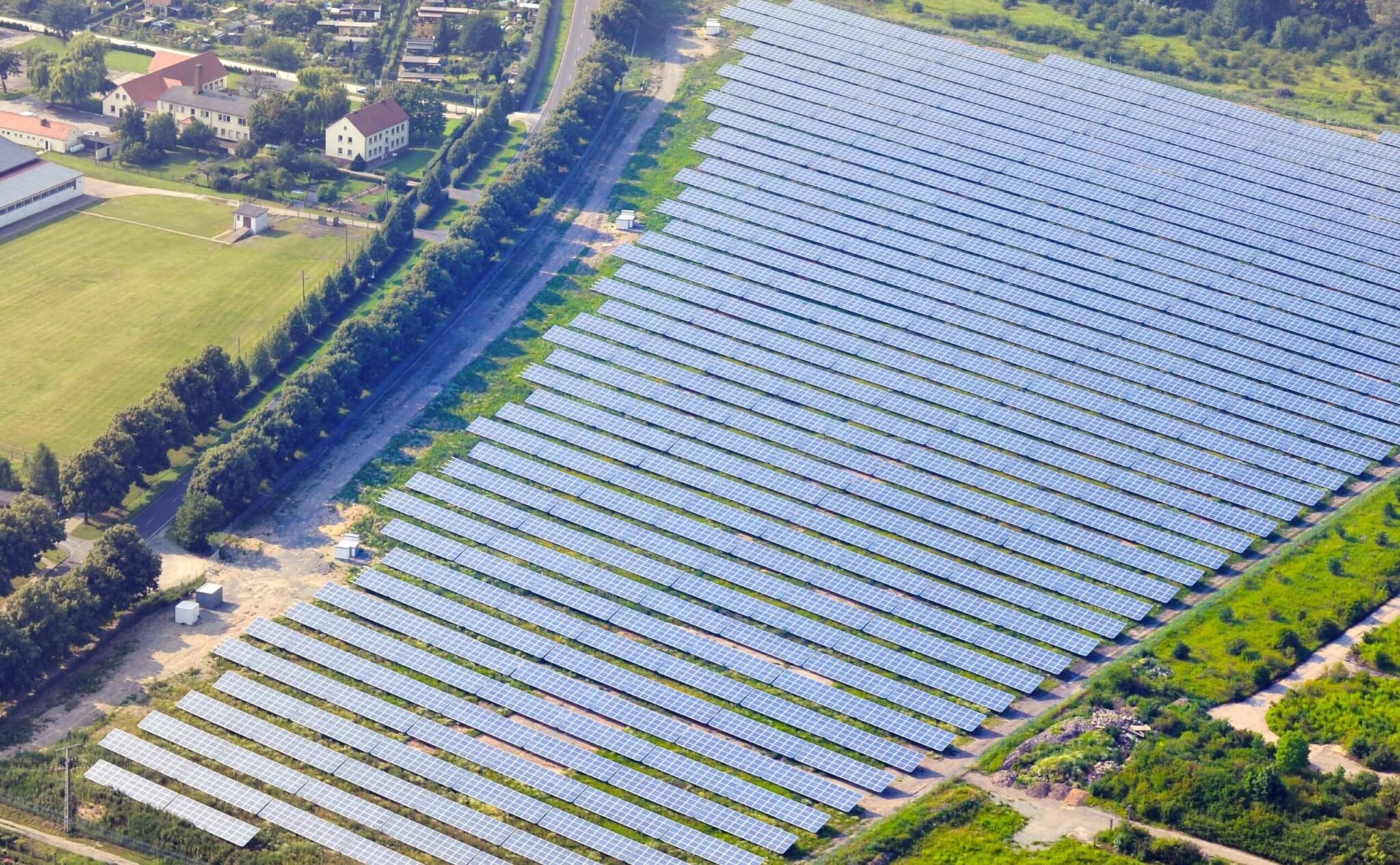 Groot groen veld met zonnepanelen