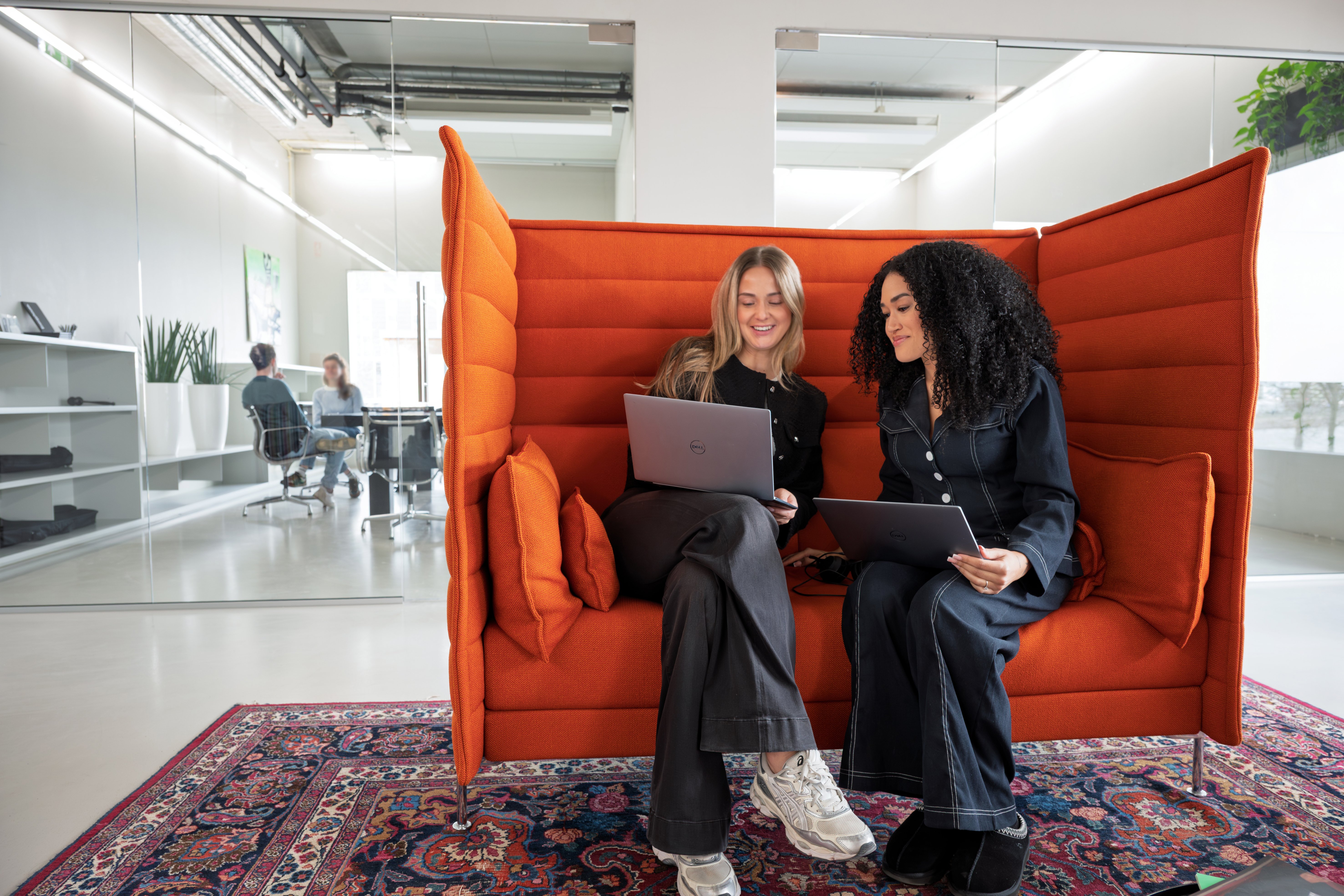 twee collega's van de klantenservice