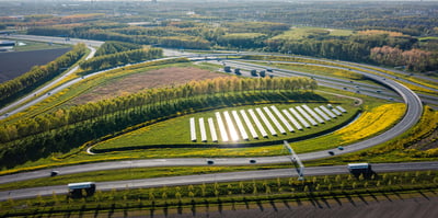 Afbeelding van zonnepanelen in een groen veld