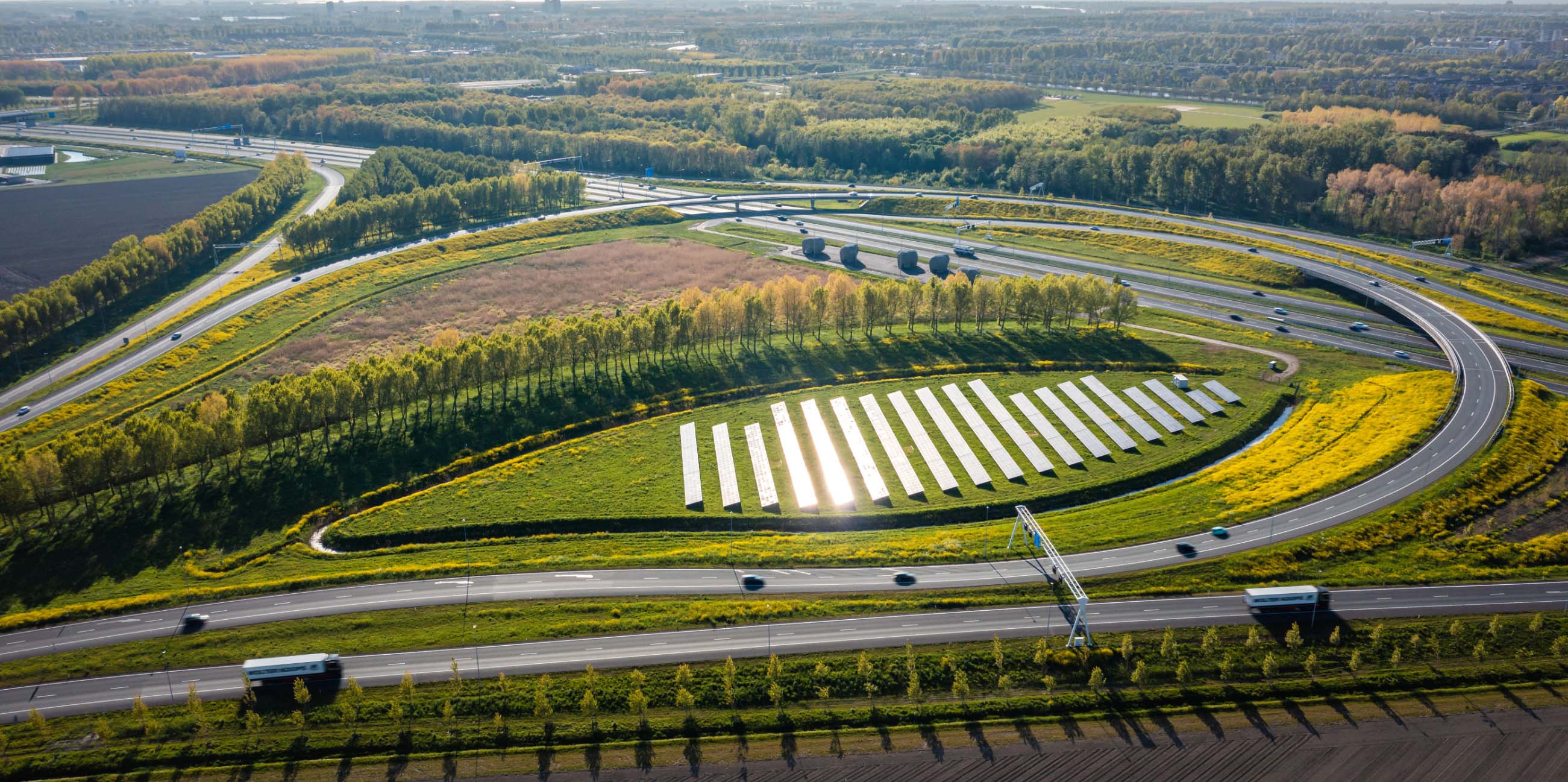 Afbeelding van zonnepanelen in een groen veld